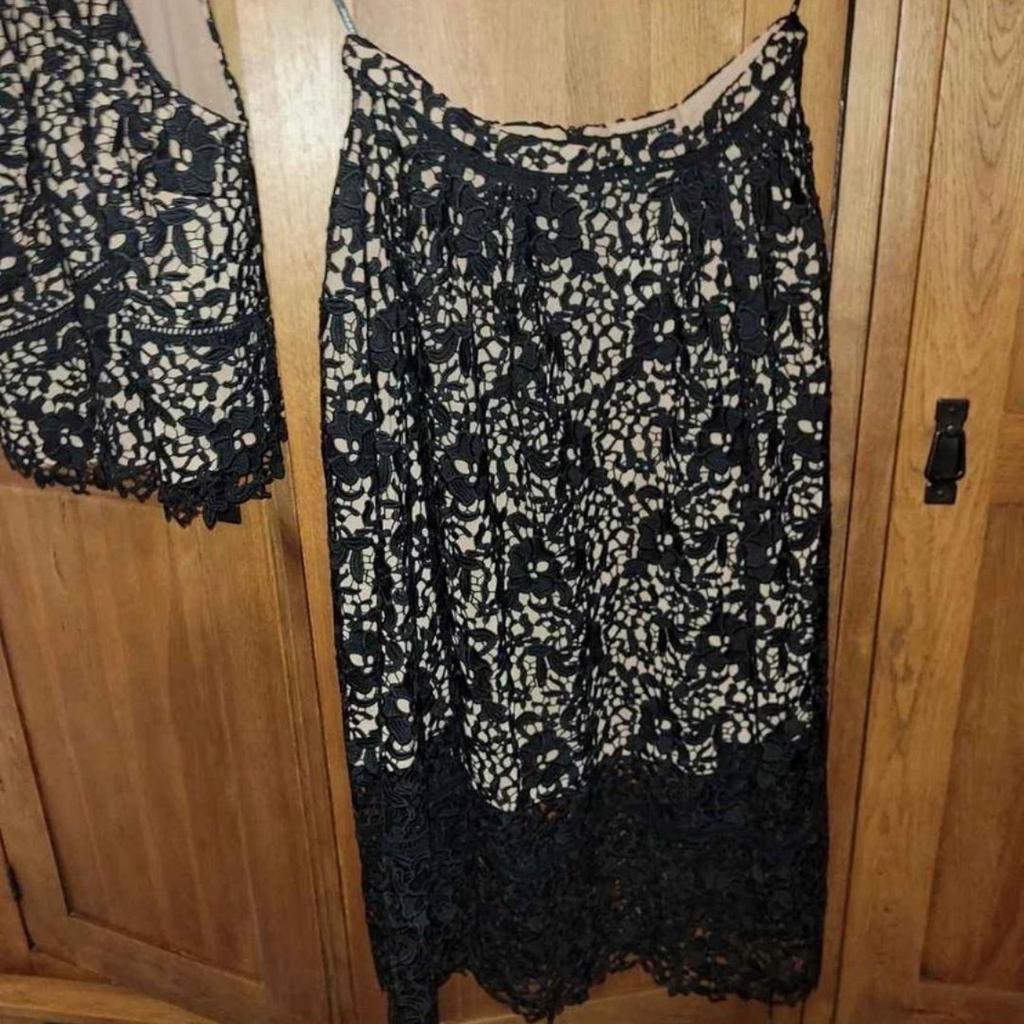 From warehouse the spotlight collection. This set was bought for a wedding only worn once. Size 16 top (because I thought the 12 was to tight to move in)
Skirt is a size 12. It truly is beautiful
Top RRP was £49
Skirt RRP was £95