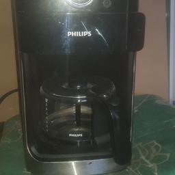 Verkaufe Kaffeemaschiene von Philips mit Kaffeemühle, Glaskanne, Pinsel und Messlöffel gebraucht. Halterung vom Reinigungseckel defekt, selbst repariert. Selbstabholer oder Zzgl. Porto und Versand. Privatverkauf keine Garantie und Gewährleistung