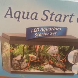 Aquarium in einem sehr guten Zustand.
Im Aquarium befindet sich schwarzer Kies, eine weiße Deko und LED.
Dazu kommt noch :
-Aquariumkies (geschlossene Packung)
-Fischfutter
-Wasseraufbereiter
-Pflanzendünger
-Regelheizer

Nur für selbstabholer.