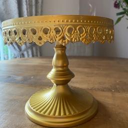 Here I have a gold ornate metal cake stand. New and never used. Collection only
