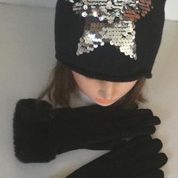 Beanie mit Pailletten Stern für Damen
Material Mütze: je 50%Viskose und Wolle

+ Handschuhe, mit Plüschabschluss, schwarz

Versand 3,—€