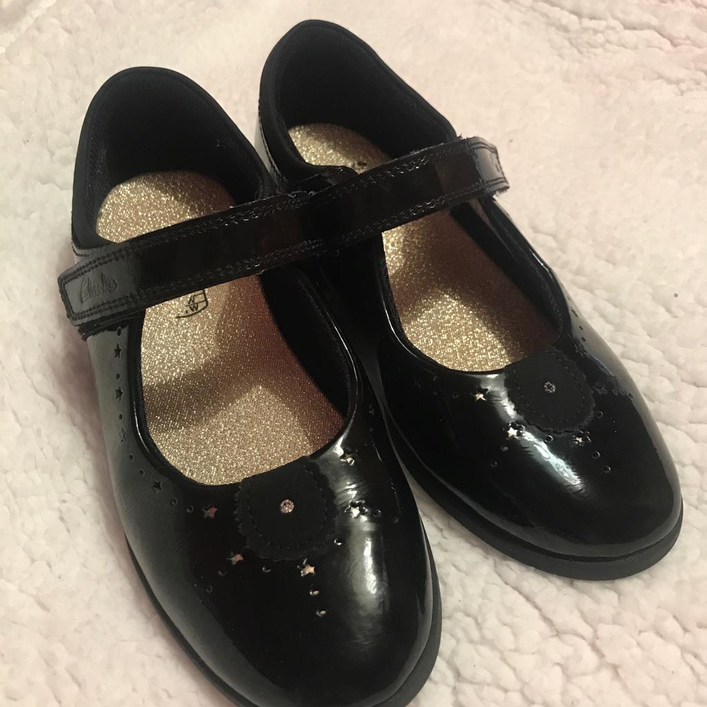 💥💥 OUR PRICE IS JUST £6 💥💥 these will have been around £40-£50 when bought new

Preloved girls school shoes from Clark’s

Size: 1G (wide fitting)
Brand: Clark’s
Condition: excellent condition

Have been buffed with polish and hand washed

Collection available from Bradford BD4/BD5
(Off rooley lane however no shop)

We deliver within reason for fuel costs

We also post if covered (recorded delivery only) we do combine if multiple items are purchased

Sorry no Shpock wallet