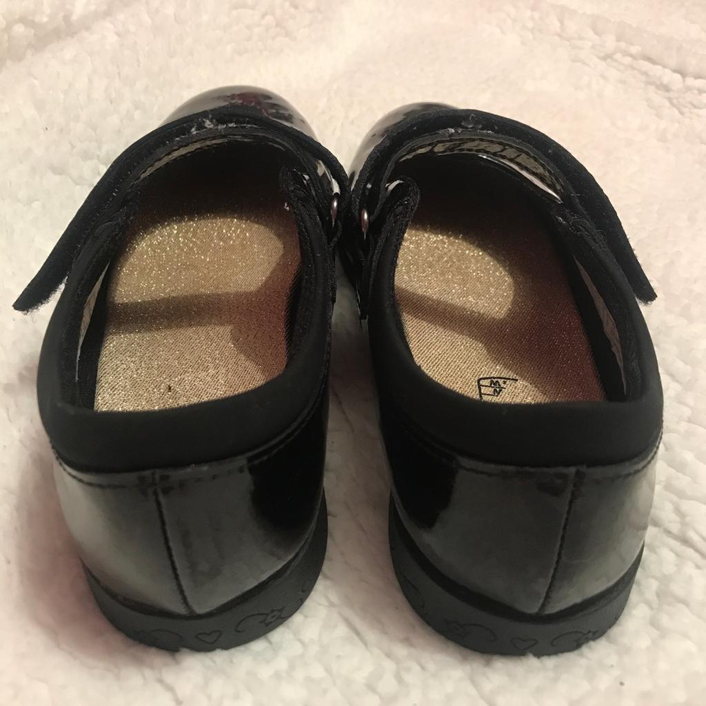 💥💥 OUR PRICE IS JUST £6 💥💥 these will have been around £40-£50 when bought new

Preloved girls school shoes from Clark’s

Size: 1G (wide fitting)
Brand: Clark’s
Condition: excellent condition

Have been buffed with polish and hand washed

Collection available from Bradford BD4/BD5
(Off rooley lane however no shop)

We deliver within reason for fuel costs

We also post if covered (recorded delivery only) we do combine if multiple items are purchased

Sorry no Shpock wallet