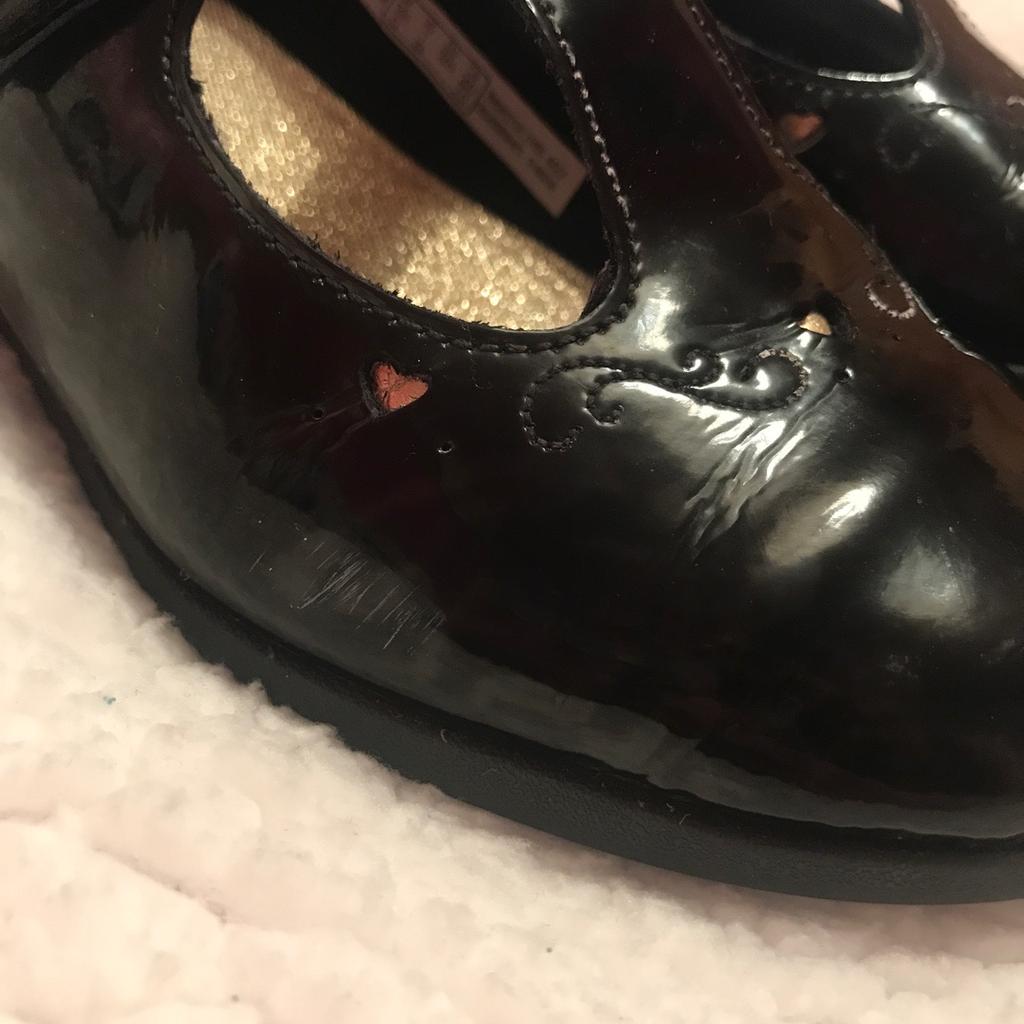 💥💥 OUR PRICE IS JUST £6 💥💥 these will have been around £40-£50 when bought new

Preloved girls school shoes from Clark’s

Size: 13.5G (wide fitting)
Brand: Clark’s
Condition: good, very small scuff which isn’t that noticeable

Have been buffed with polish & hand washed

Collection available from Bradford BD4/BD5
(Off rooley lane however no shop)

We deliver within reason for fuel costs

We also post if covered (recorded delivery only) we do combine if multiple items are purchased

Sorry no Shpock wallet