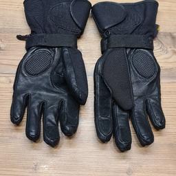 Motorrad Handschuhe mit Protektoren
Größe M
Farbe schwarz
1 Sommersaison getragen