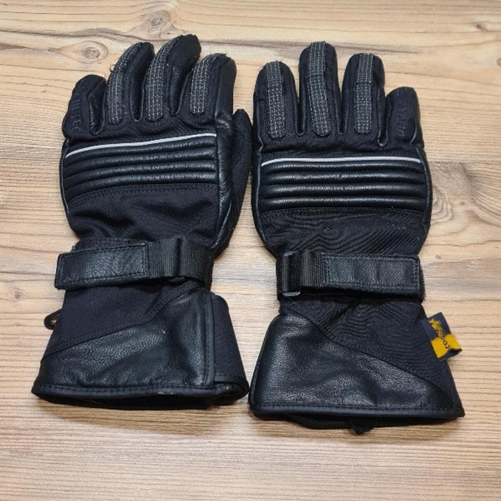 Motorrad Handschuhe mit Protektoren
Größe M
Farbe schwarz
1 Sommersaison getragen