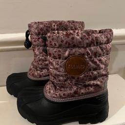 Girls  Kuling snow boots with tie toggle top and thick warm fleece lining, worn once in immaculate condition size eu 28 uk size 10 £6 collection only Elm Park
