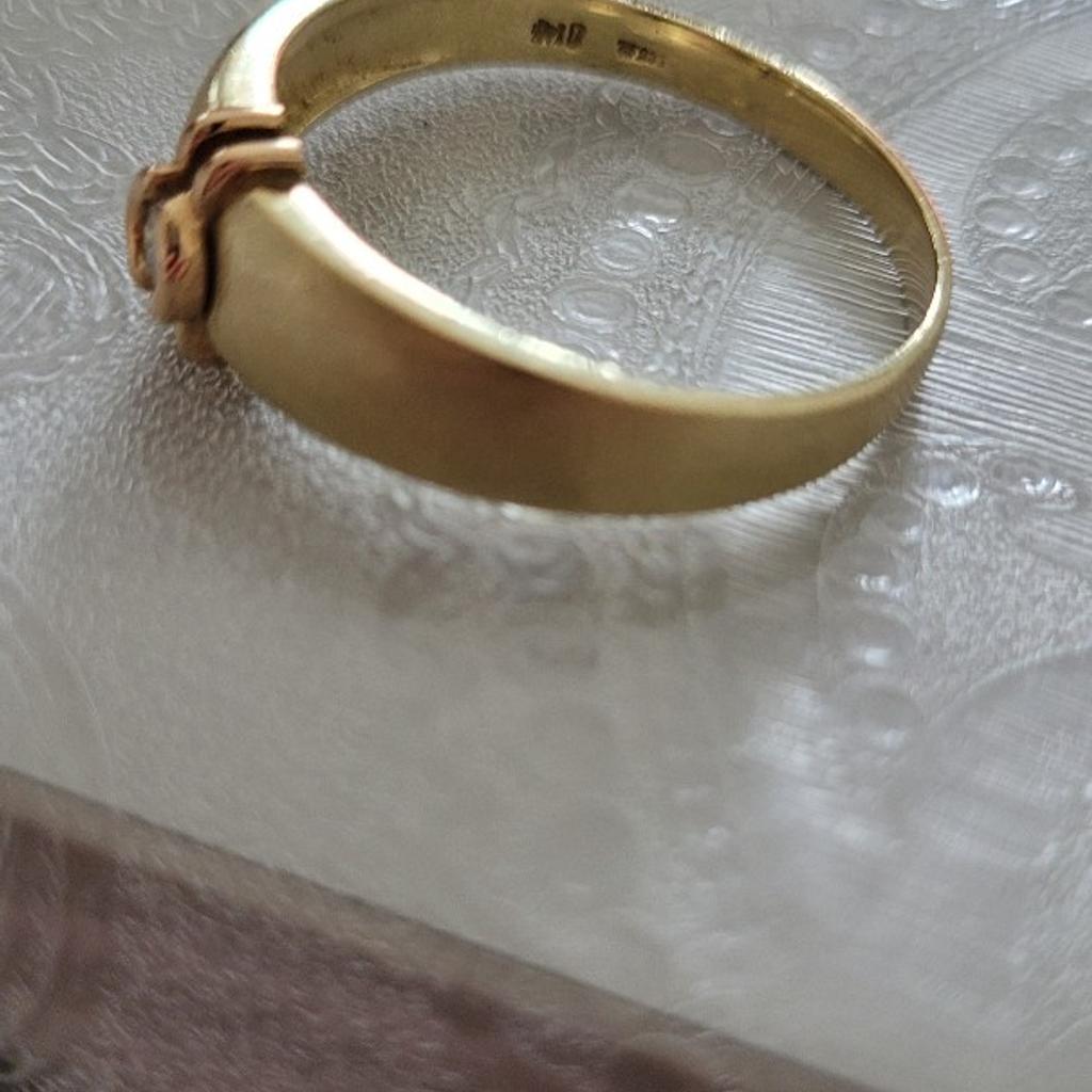 Ein wunderschöner herren 585 gold Ring Größe 23 er ist aus mattem Gold gefertigt und der Diamant ist in glanzgold gefasst der Ring ist zweifach gestempelt leider erkenne ich den einen Stempel nicht richtig 0,14/0,18 ? Habe es probiert zu fotografieren der Ring wiegt 8 gramm gerne persönliche Abholung