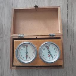Schach Uhr mit Holztruhe
aus den 1950 Jahre Defekt
Uhrwerk laufen beide
Fehlende Teile Knopf
Aufzieher