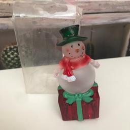 THIS IS FOR A BRAND NEW SNOWMAN LIGHT - HE SITS ON TOP OF A PRESENT - ON/OFF SWITCH AT THE BOTTOM - BOX SQUASHED BUT ITEM HAS NEVER BEEN USED

PLEASE SEE PHOTO
