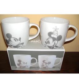 Lieferumfang:

Sie kaufen hier das abgebildete Produkt

Disney Tassen 2er-Set

*Mickey und Minnie Maus Motiv*

 

aus Porzellan
spülmaschinen- und mikrowellengeeignet
Füllmenge pro Tasse ca. 350 ml

UVP: 26,99€