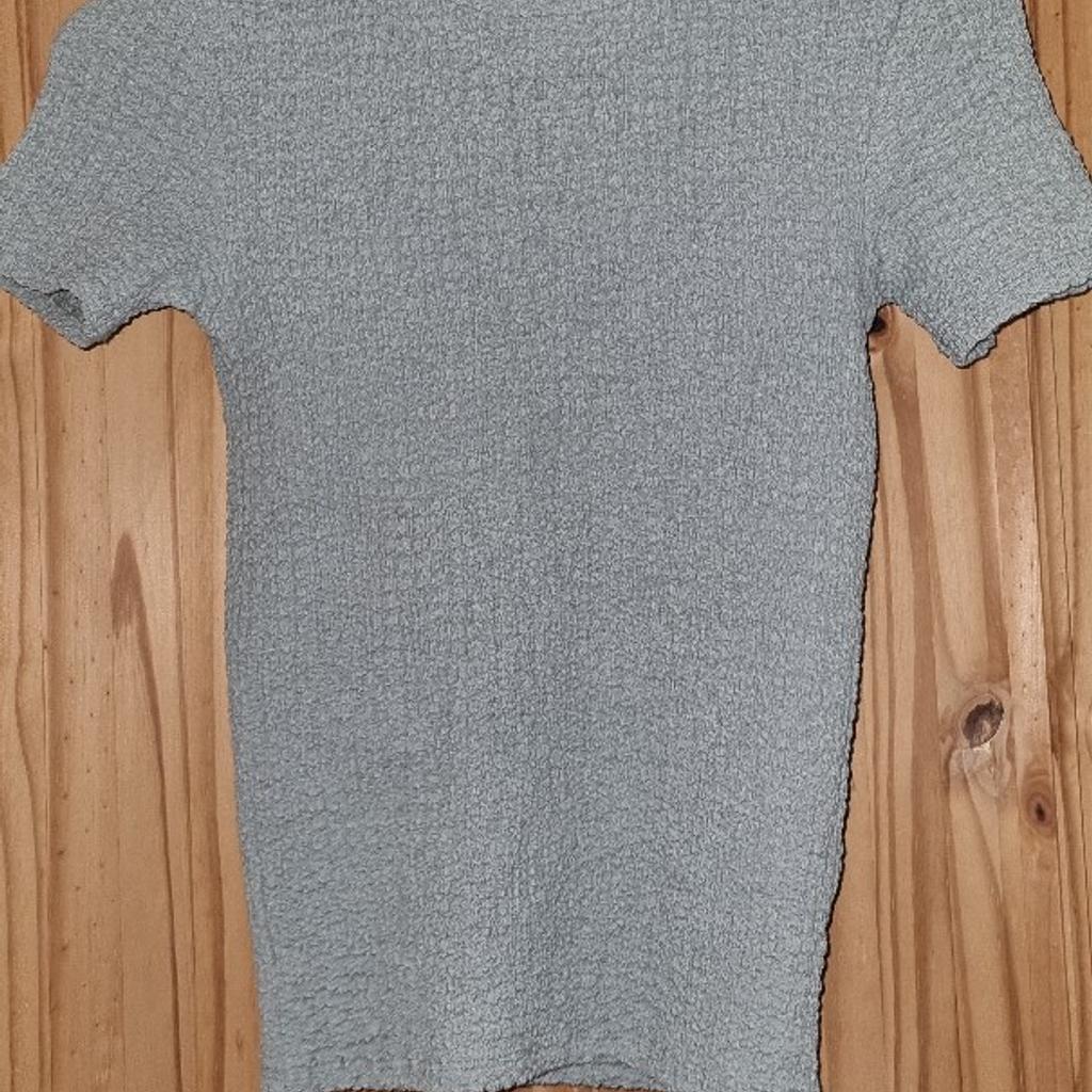 Women's River Island Top.
Waffle material.
Size 6.
Brilliant condition as worn once!
£12.