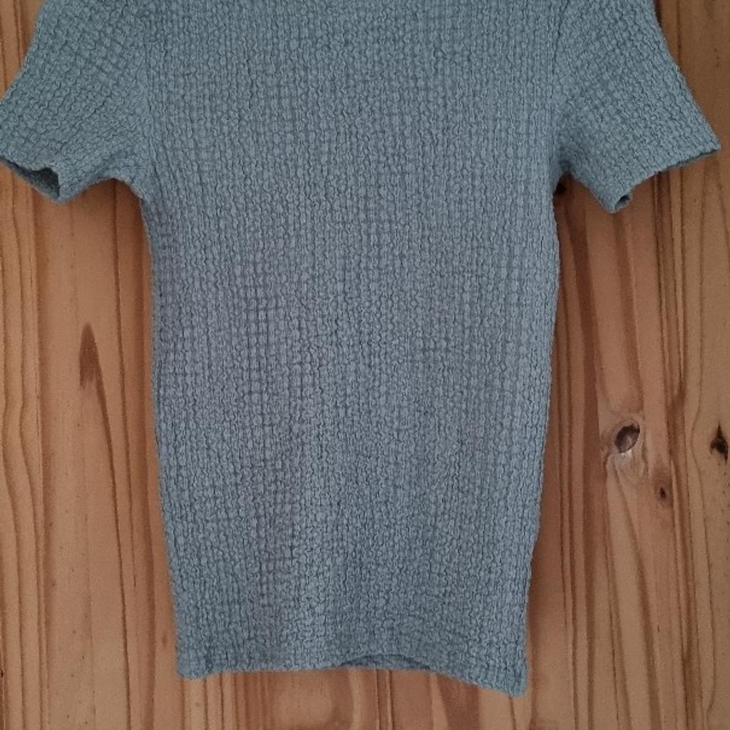 Women's River Island Top.
Waffle material.
Size 6.
Brilliant condition as worn once!
£12.