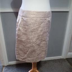 size 12 skirt. polyester cotton. gold look. Nice for Christmas or a party. length 18 inches from top of waist. back zip. fully lined.

worn once.