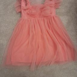 H & M girls party dress
My daughter has never worn this, but it's been in storage for ages.
Sold as seen - great condition 
Light pink
Sleeveless
5-6 yrs