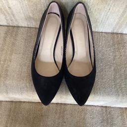 Beautiful shoes size 6 heels approximately 3ins, front is black suede,the rest of the shoe is a shiny black