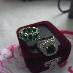 Zwei wunderschöne ringe mit grüne steine Gr50