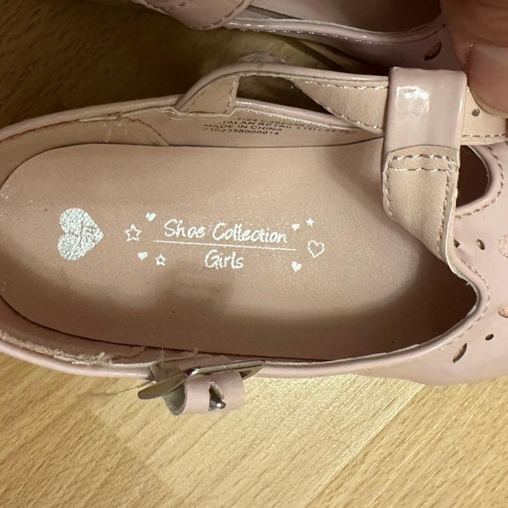 Girls Wedding Shoes Pink
Size: 7

Location: Enfield