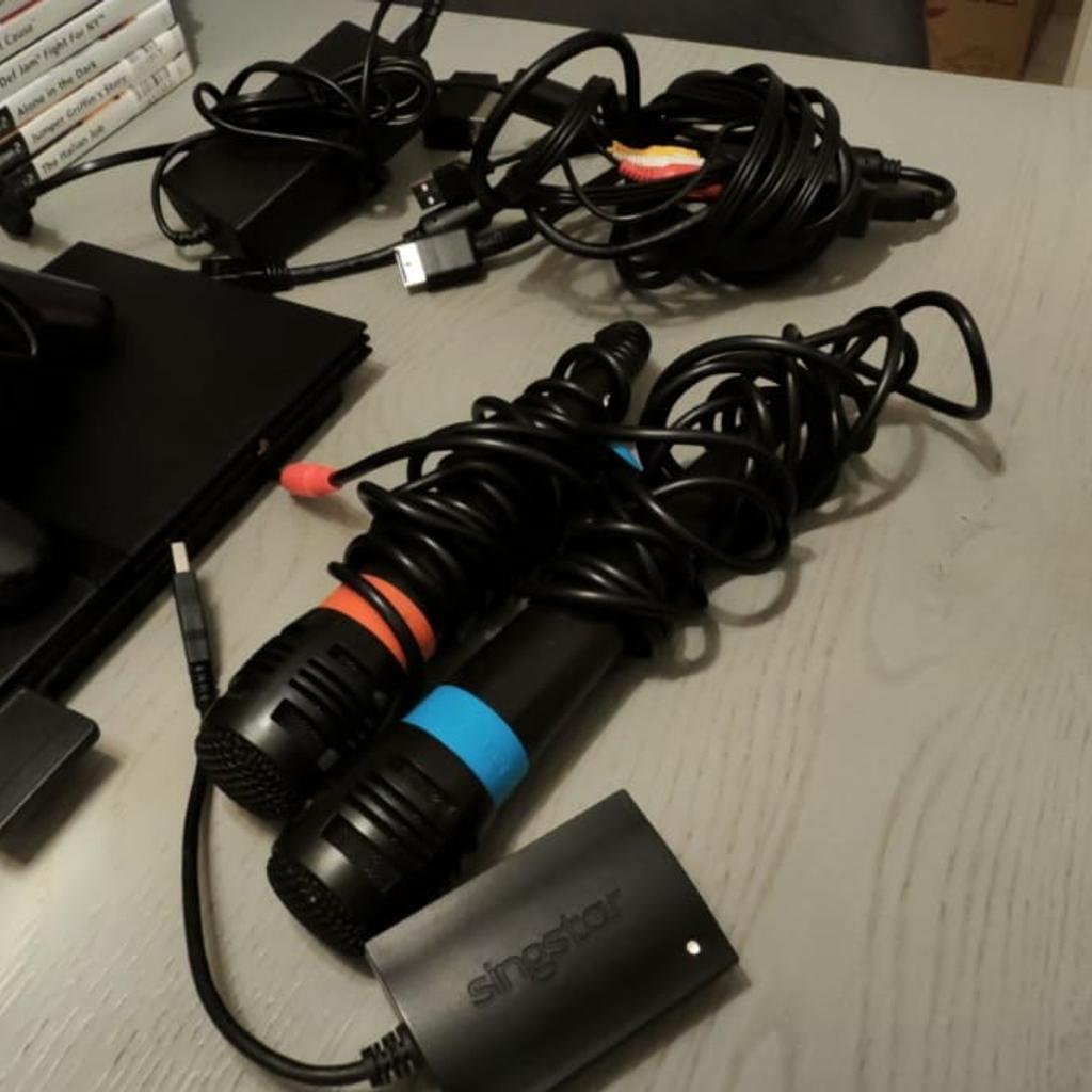 Sony Playstation 2 Slim
inkl. 1 Controller
+ 2 Singstar Microphone
+ Stromkabel, HDMI adapter
und Memorystick