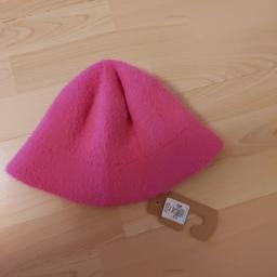 Verkaufe hier einen neuen Damen Hut in pink in Einheitsgröße mit Etikett siehe Bilder. Kann verschickt werden. Bitte meine andere Angebote beachten. Privatkauf kein Umtausch und keine Garantie. Bei Interesse bitte melden 😊.