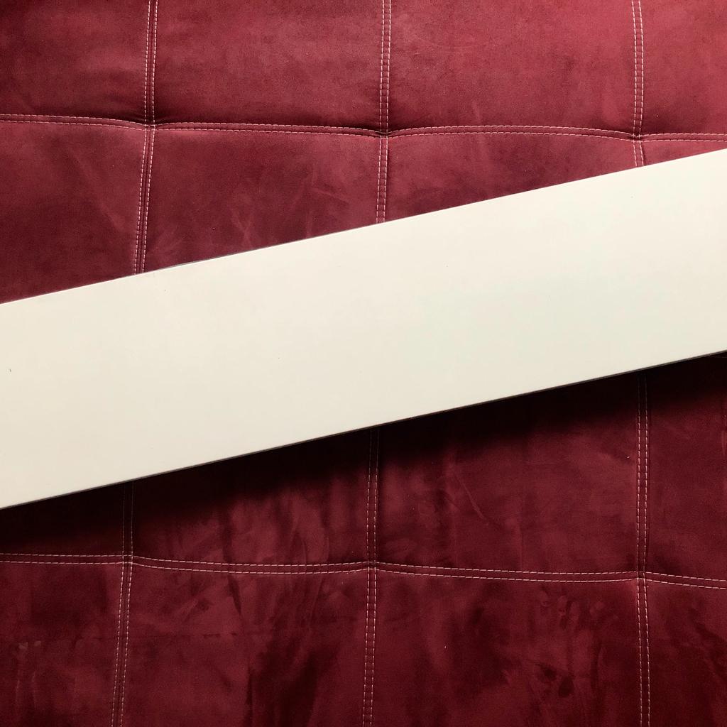 IKEA LACK Wandregal

- Farbe: weiß
- Maße: 110 x 26 x 5 cm
- Max Belastung: 10 kg
- verdeckter Aufhängebeschlag, scheint daher zu schweben

- 4 kleine Bohrlöcher von Spotlichtern auf der Unterseite, sonst nur wenige Gebrauchsspuren

- Schrauben und Dübel für die Wandmontage liegen nicht bei