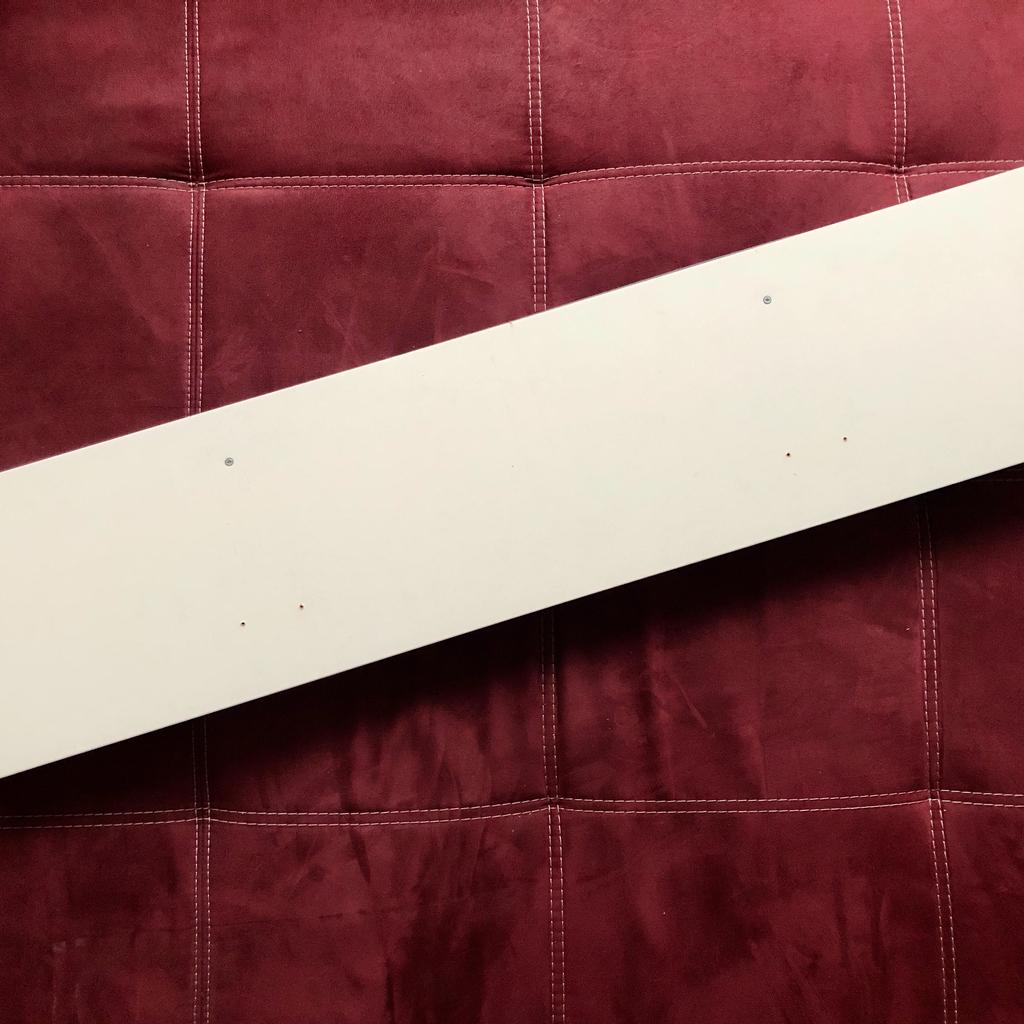 IKEA LACK Wandregal

- Farbe: weiß
- Maße: 110 x 26 x 5 cm
- Max Belastung: 10 kg
- verdeckter Aufhängebeschlag, scheint daher zu schweben

- 4 kleine Bohrlöcher von Spotlichtern auf der Unterseite, sonst nur wenige Gebrauchsspuren

- Schrauben und Dübel für die Wandmontage liegen nicht bei