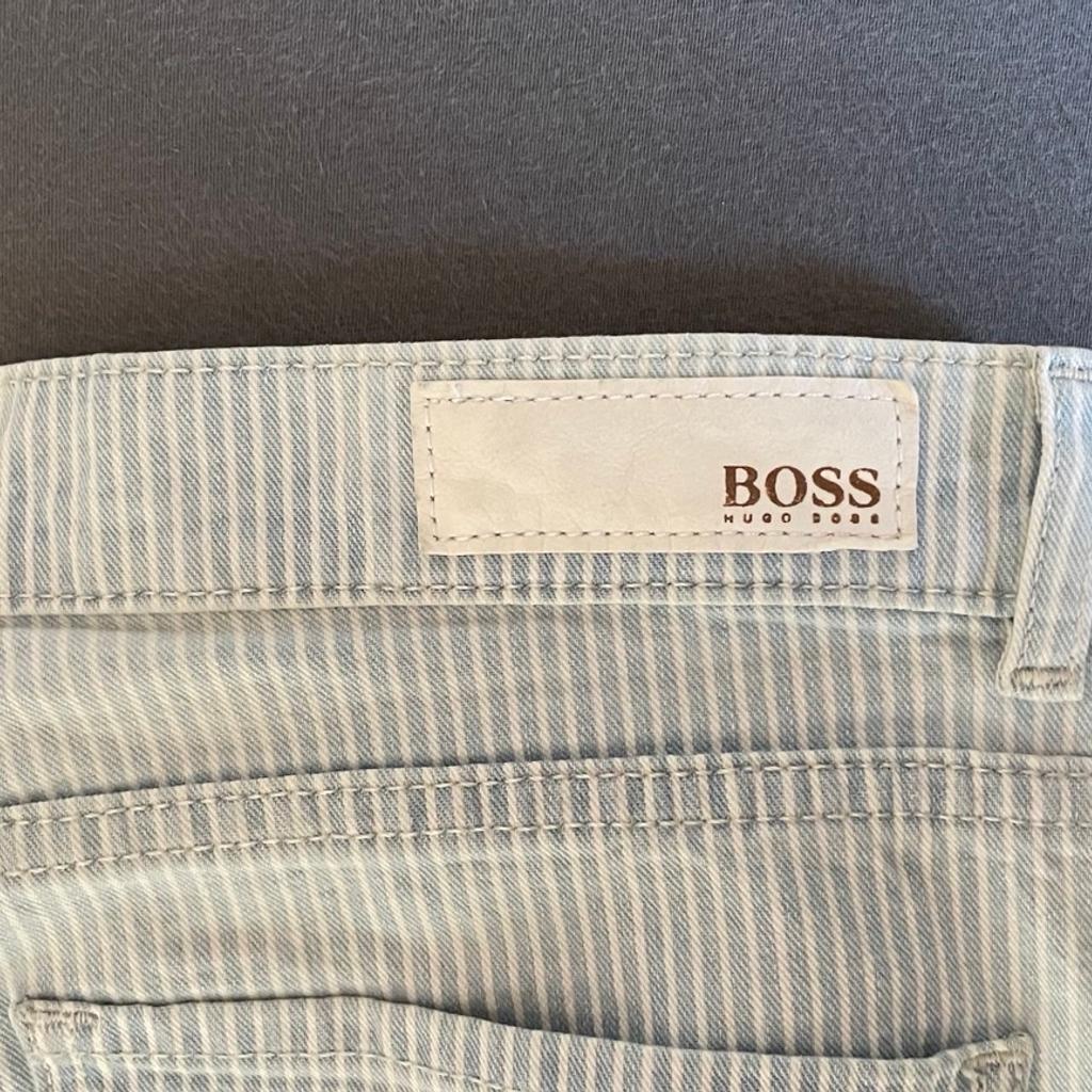 Knöchellange High Waist Sommerhose von Boss
Blau-weiß gestreift , Jeansstoff
Weite 27

Versand möglich ca. 5,99€