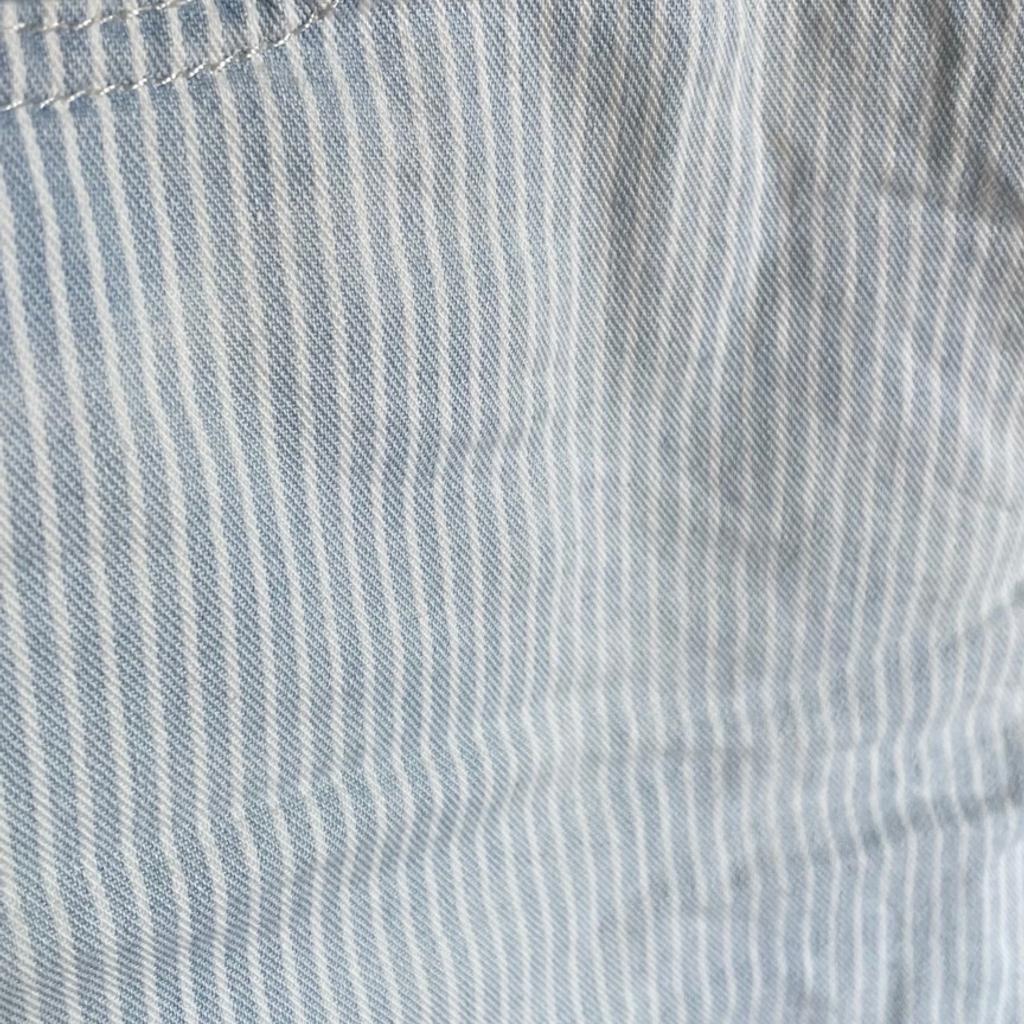 Knöchellange High Waist Sommerhose von Boss
Blau-weiß gestreift , Jeansstoff
Weite 27

Versand möglich ca. 5,99€