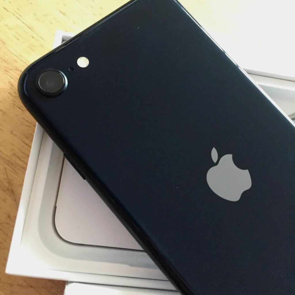 Apple iPhone SE 2 Generation 2020 Smartphone 64 GB in Midnight Black

-in a great fully working condition with minimal signs of wear
-icloud & uk network unlocked
-good battery condition
-selling just the phone-box and cable are for display only
-4G connectivity

£220 or *Best offer*

Cash on collection from London N6 area or +£4.20 posted

Thanks for viewing^