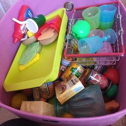 play food, plates,cups
box not included will transfer to a bag
collection only