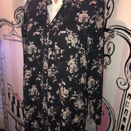 Very good condition

forever 21 floral blouse size medium 12 to 14.

Ls