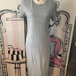 grey Midi t shirt dress approx size 10.

Very good condition

Shoulder to hem 43 inches