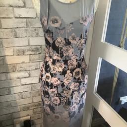 Next Bodycon Midi Dress Monochrome Grey/Beige/Black Floral Size 10.

Very good condition

Pit to pit, 17 inches

Waist 28 inches

Length 42 inches
Ls