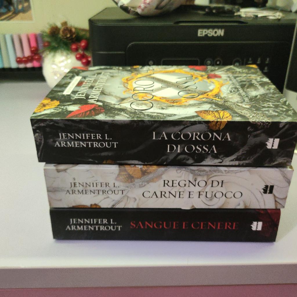 Libri lettura Saga Blood and ash in 10127 Torino für € 40,00 zum Verkauf