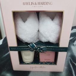 AS ABOVE BRAND NEW BAYLIS & HARDING SIGNATURE COLLECTION GIFT SET..SET INC...SLIPPERS WHITE MEDIUM SIZE 4-7.. 1X100G FOOT SOAK CRYSTALS..1X140ML FOOT LOTION..THIS IS BRAND NEW STILL SEALED IN BOX NOT BEEN OPENED THIS IS CASH ON COLLECTION ONLY I DONT WONT POST OR DO PAYPAL COLLECTION MANSFIELD SORRY NO LOWER OFFERS