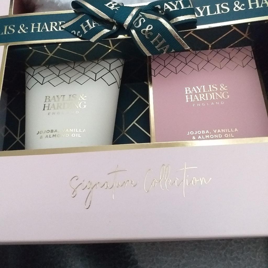 AS ABOVE BRAND NEW BAYLIS & HARDING SIGNATURE COLLECTION GIFT SET..SET INC...SLIPPERS WHITE MEDIUM SIZE 4-7.. 1X100G FOOT SOAK CRYSTALS..1X140ML FOOT LOTION..THIS IS BRAND NEW STILL SEALED IN BOX NOT BEEN OPENED THIS IS CASH ON COLLECTION ONLY I DONT WONT POST OR DO PAYPAL COLLECTION MANSFIELD SORRY NO LOWER OFFERS