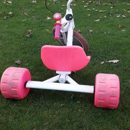Hi I seling my daughter Trike in very good condition.