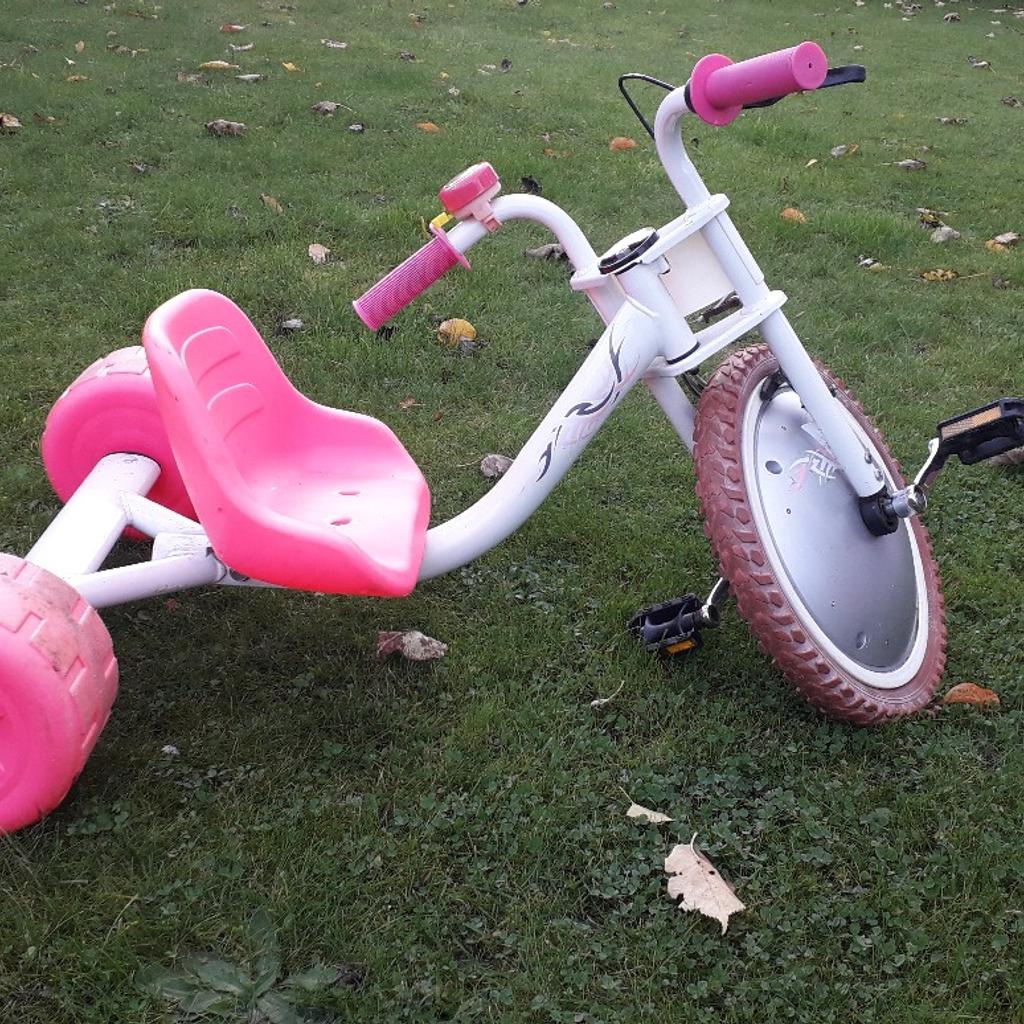 Hi I seling my daughter Trike in very good condition.