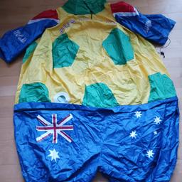 Aufblasbares Kostüm als
Fussball Australien!!!
Mit Reißverschluss,Zugbänder und Hut.
Material: Polysterstoff
Mit kleinen batteriebetrieben Ventilator!
Privatverkauf! Keine Garantie,keine Rücknahme!