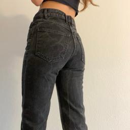 Washed out pull&bear mom jeans. High waisted. Size XS. Selling because they don’t fit me anymore.
Shipping is included. 