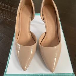 These high heel patent shoes are in excellent condition. Size is 5. The heels are like new (see photos).