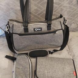 Q Play baby's Travel Bag
changing Mat
2 Front Pockets
Interior Compartment Multiple Pockets
Insulated Bottle Holder to keep Bottle
Cold or Warm
Adjustable Shoulder Strap
Smoke and pet free home COLLECTION ONLY FOME MY ADRESS SE59BX KENBURY ST OFF COLDHARBOUR LANE