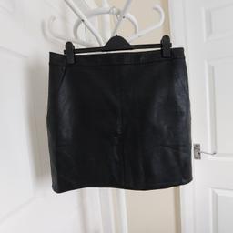 Skirt “Dorothy Perkins”

With Pockets

 Black Colour

 Good condition

Actual size: cm and m

Length: 47 cm

Length: 47.5 cm from side

Volume waist: 92 cm – 94 cm

Volume hips: 99 cm – 1.00 m

Size: 16 (UK) Eur 44, US 12

Coating: Polyurethane

Base: 82 % Viscose

 18 % Polyester

Made in China