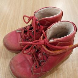 rote, gefütterte Waldviertler, Größe 25, zu verkaufen
sehr bequeme Schuhe, wurden viel getragen
Schnürsenkel rechts kaputt