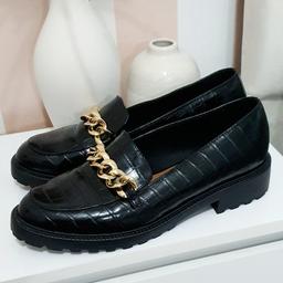 Next forever comfort black loafers in size UK 7
Excellent condition, only wore it once.