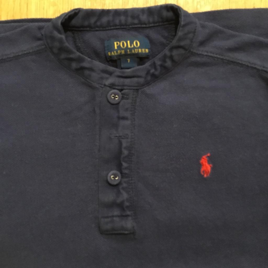 Dunkelblaues, langärmeliges Shirt von Polo Ralph Lauren.
Größe 7 (Jahre)