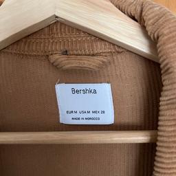 Verkauft wird eine Jeansjacke von der Marke Bershka in Größe M. Ist eher oversized und wurde kaum getragen.
Zum Abholen