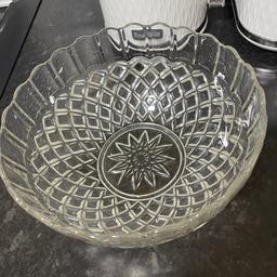 Crystal bowl 🥣 
Size is 24 - 11 cm 
In excellent condition
Please do look my other items
From a pet an smoke free home
Only collection
Peckham
