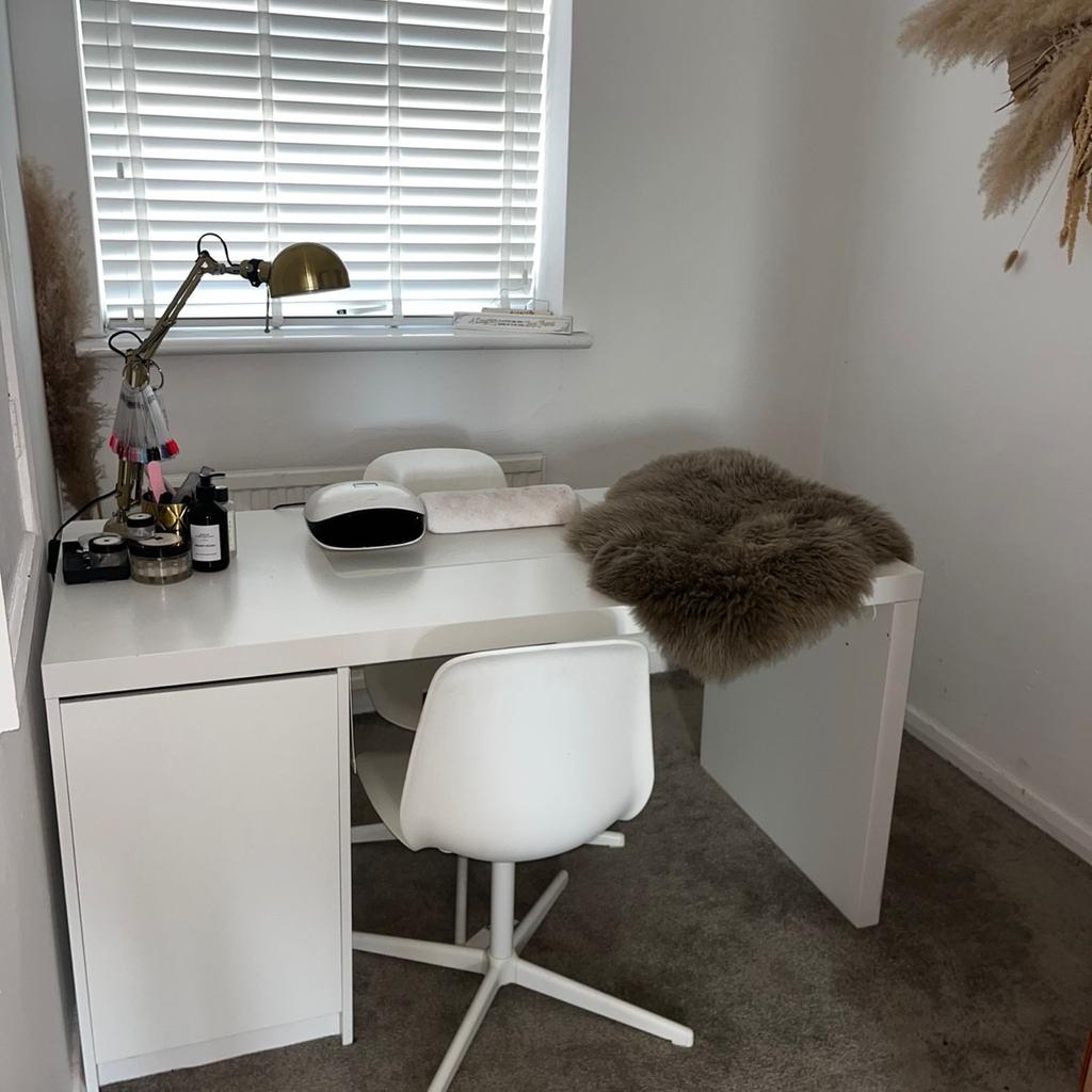 Selling my nail desk, with 2 chairs and a table lamp
Lovely little set up. Will need collecting from L36
