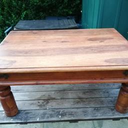 Good condition coffee table strong wooden table 
H 40 x 92 x 60 cm 
Le39la Leicester